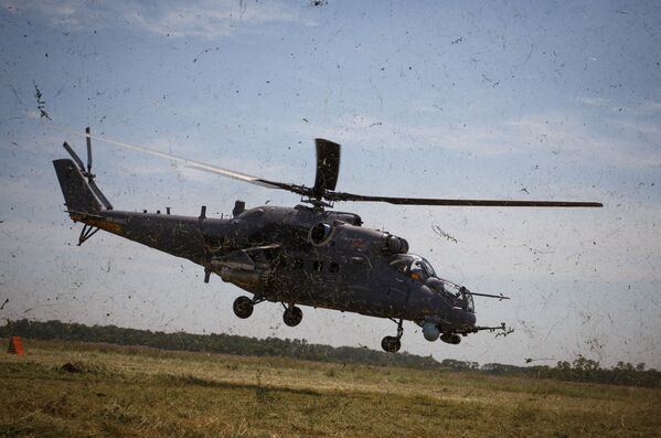 Durante los ejercicios, los militares practicaron operaciones de despliegue y asalto desde el helicóptero Mi-35M, así como tácticas de combate frente a potenciales grupos terroristas. - Sputnik Mundo