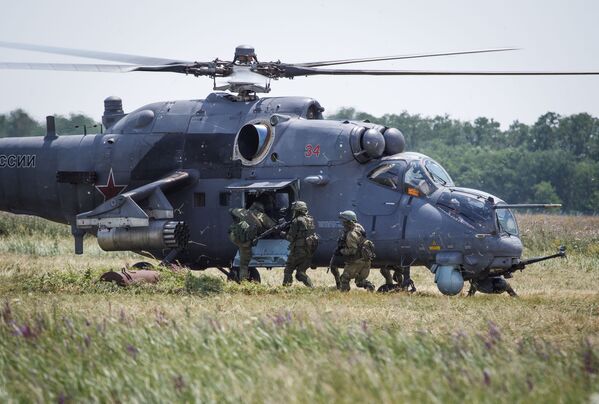 Además de los combates con grupos terroristas, las fuerzas especiales practicaron la evacuación de un herido en el helicóptero. - Sputnik Mundo
