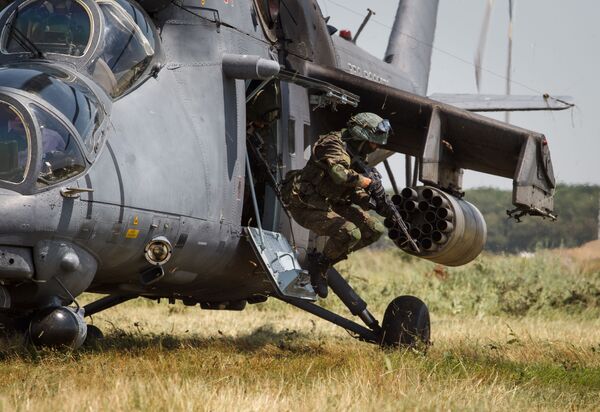El helicóptero Mi-35M participa en los ejercicios conjuntos, en el aeródromo Korenovski, en la región de Krasnodar. - Sputnik Mundo