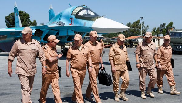 La visita del ministro ruso de Defensa Serguéi Shoigú (tercero drcha.) a la base aérea de Hmeymim en Siria (archivo) - Sputnik Mundo
