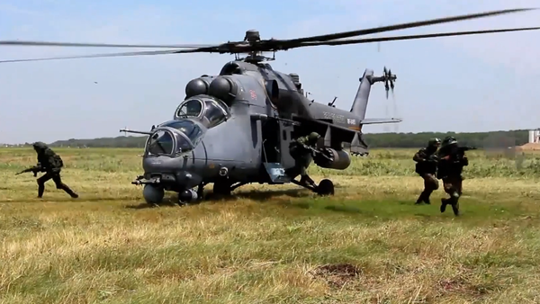 Militares rusos entrenan tácticas de desembarco aéreo desde un Mi-35M - Sputnik Mundo