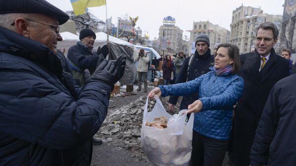 Victoria Nuland repartiendo pasteles en Kiev, durante el Euromaidán en Ucrania - Sputnik Mundo