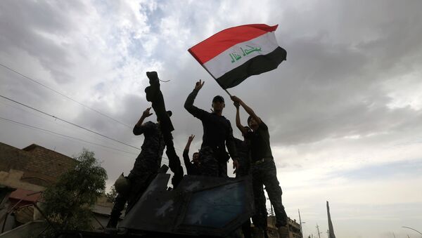 Los militares iraquíes celebran la liberación de la Ciudad Vieja de Mosul - Sputnik Mundo