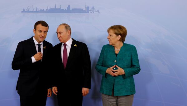 Los presidentes de Francia y Rusia, Emmanuel Macron y Vladímir Putin, y la canciller alemana, Angela Merkel - Sputnik Mundo