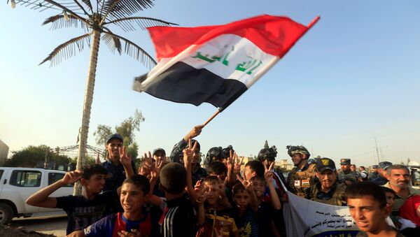Iraquíes celebrando la liberación de Mosul, Irak (archivo) - Sputnik Mundo