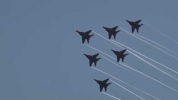 El famoso grupo de acrobacia aérea sobrevuela San Petersburgo - Sputnik Mundo