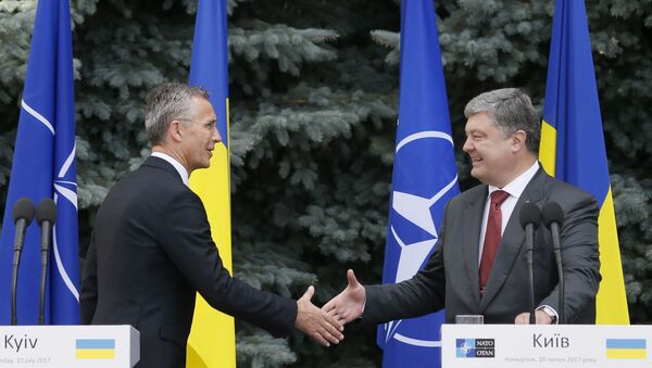 El secretario general de la OTAN, Jens Stoltenberg, y el presidente de Ucrania, Petró Poroshenko - Sputnik Mundo