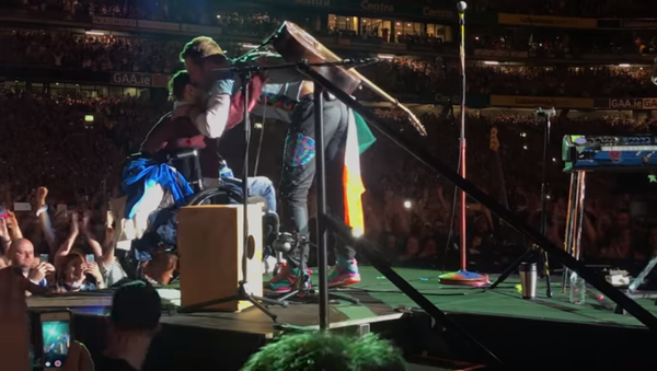 Captura de pantalla de vídeo de un concierto de Coldplay en Dublín - Sputnik Mundo