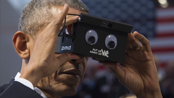 Barack Obama, expresidente de EEUU, usando un dispositivo de realidad virtual (archivo) - Sputnik Mundo