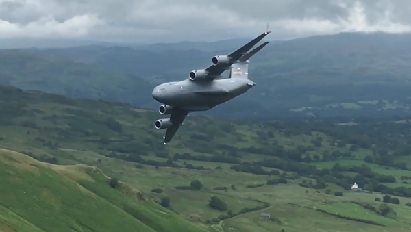 Un enorme C-17 estadounidense surca los cielos en el Reino Unido - Sputnik Mundo