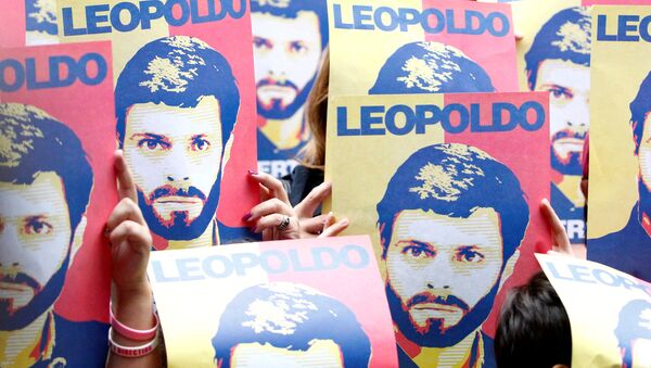 Carteles con el retrato de Leopoldo López (archivo) - Sputnik Mundo