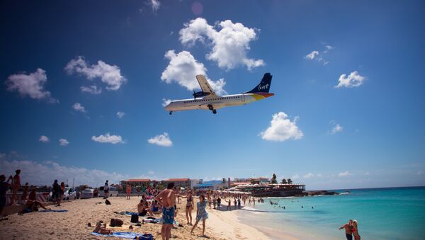 Un avión arriba al aeropuerto de Sint Maarten (archivo) - Sputnik Mundo