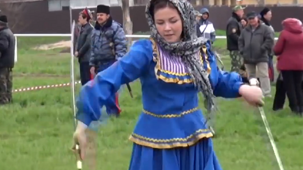 Una muchacha rusa exhibiendo sus habilidades con las shashkas - Sputnik Mundo