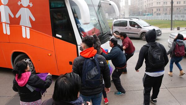 Protesta contra 'bus transfóbico' en Chile - Sputnik Mundo