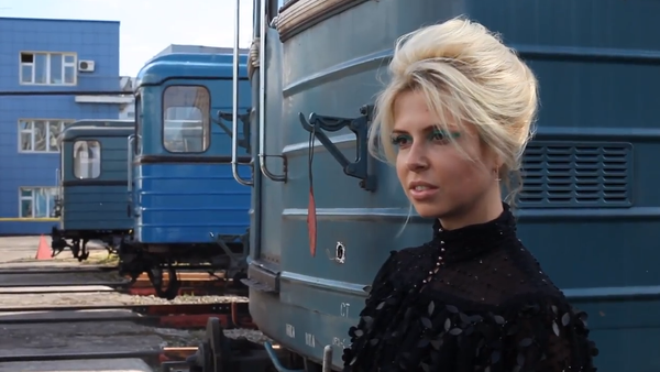 Despampanantes modelos rusas de Vogue eligen el metro de Moscú como pasarela - Sputnik Mundo