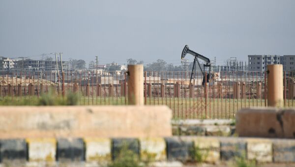 Extracción de petróleo en la región siria de Deir Ezzor - Sputnik Mundo