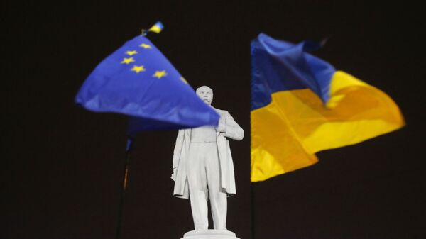 Las banderas de la UE y de Ucrania - Sputnik Mundo