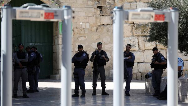 Policías israelíes cerca de los portales con detectores de metales en los accesos a la Explanada de las Mezquitas - Sputnik Mundo