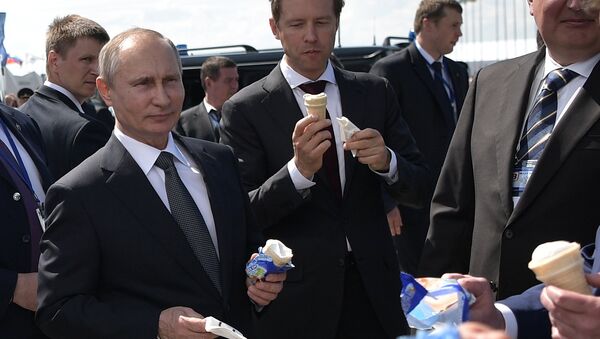 Vladímir Putin, presidente de Rusia, se toma un helado, durante su visita al Salón Aeroespacial Internacional MAKS 2017 - Sputnik Mundo