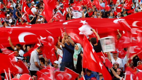 Los turcos con las banderas del país - Sputnik Mundo