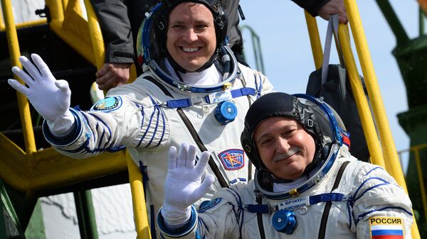 Jack Fischer, astronauta de la NASA, y Fiodor Yurchijin, cosmonauta de Roscosmos, antes de partir en la misión Soyuz-FG en el cosmódromo de Baikonur, 20 de abril de 2017 - Sputnik Mundo
