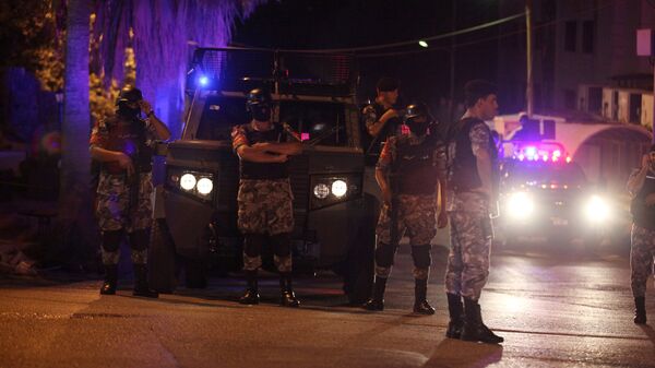 Policemen are seen near the Israeli embassy in Amman, Jordan - Sputnik Mundo