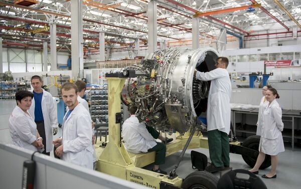 Los especialistas ensamblan un motor SaM-146 en la planta Saturn - Sputnik Mundo