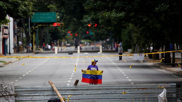 Una mujer con la bandera de Venezuela - Sputnik Mundo