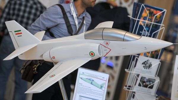 La maqueta del avión de entrenamiento y de combate iraní Kowsar - Sputnik Mundo