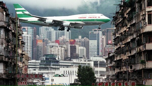 Самолет во время посадки в гонконгском аэропорту «Кай Так» - Sputnik Mundo