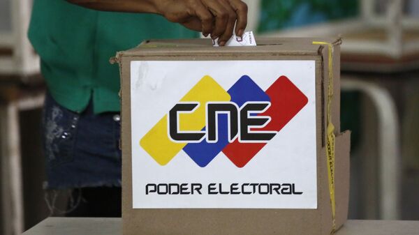 A voter casts a ballot during the Constituent Assembly election in Caracas, Venezuela - Sputnik Mundo