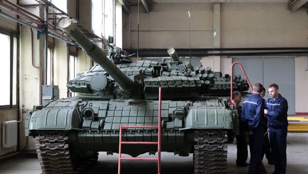 Un tanque T-72 en la planta de vehículos blindados de Lviv - Sputnik Mundo