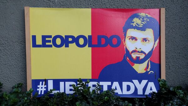 Un cartel con el retrato de Leopoldo López - Sputnik Mundo