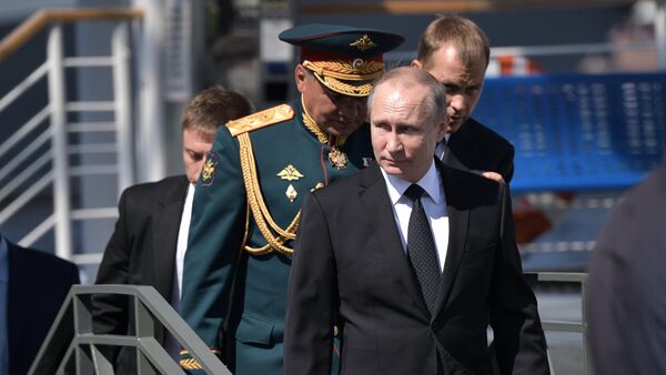 Президент РФ В. Путин принимает участие в торжествах по случаю Дня ВМФ РФ - Sputnik Mundo
