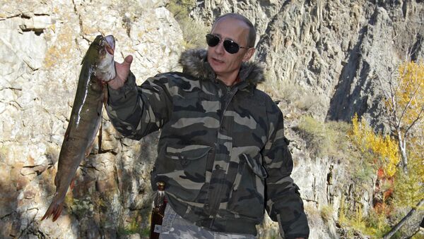 Vladímir Putin durante un viaje de pesca (archivo) - Sputnik Mundo