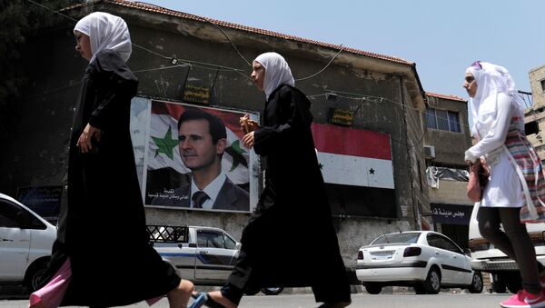 Un retrato del presidente sirio, Bashar Asad, en Damasco (imagen referencial) - Sputnik Mundo