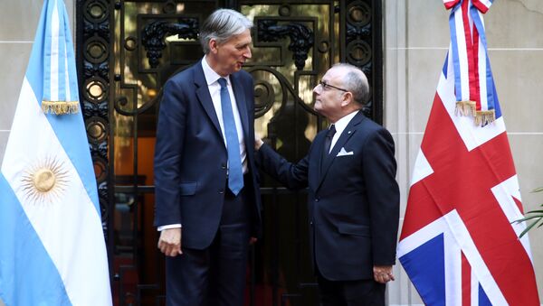 El ministro británico de Economía, Philip Hammond, y el ministro de Relaciones Exteriores argentino, Jorge Faurie - Sputnik Mundo
