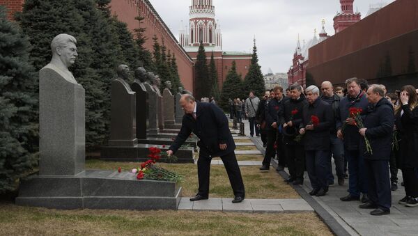 Presidente del Comité Central del Partido Comunista GennadI Ziugánov deposita flores en la tumba de Iósif Stalin a la pared del Kremlin de Moscú - Sputnik Mundo