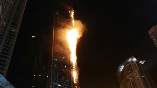 Incendio en el rascacielos 'The Torch' en Dubái, EAU - Sputnik Mundo