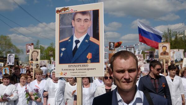 Una foto de Alexandr Projorenko en la marcha del Regimiento Inmortal en Rusia - Sputnik Mundo