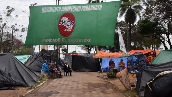 Campesinos paraguayos en la plaza de Armas frente al Congreso Nacional en Asunción, Paraguay - Sputnik Mundo