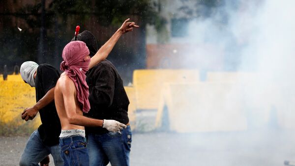 Protestas en las afueras de la base militar de Valencia, Venezuela - Sputnik Mundo