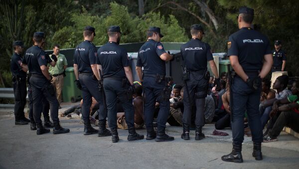 Las policías españoles rodean a los migrantes africanos en Ceuta - Sputnik Mundo