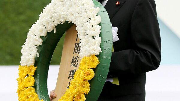 Shinzo Abe, primer ministro de Japón durante la ceremonia fúnebre en memoria de las víctimas del bombardeo atómico en Hiroshima y Nagasaki - Sputnik Mundo