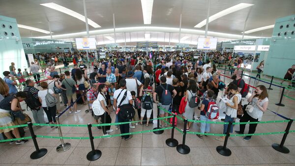 La gente en el aeropuerto de Barcelona-El Prat - Sputnik Mundo