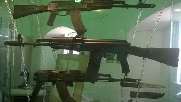 Fusiles AK-74M, AK-101 y AK-103 (imagen referencial) - Sputnik Mundo