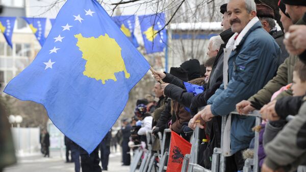 Personas con las banderas de Kosovo - Sputnik Mundo