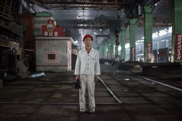 El obrero Kang Chol-Su, posando en una fábrica de acero al sur de Pyongyang - Sputnik Mundo