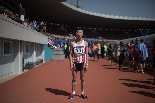 El corredor Pak Chol, tras el triunfo en una maratón en  Pyongyang - Sputnik Mundo