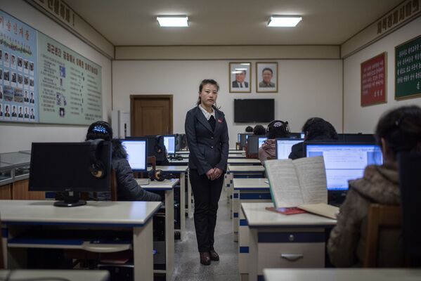 Una profesora durante la clase en una fábrica de seda en Pyongyang - Sputnik Mundo